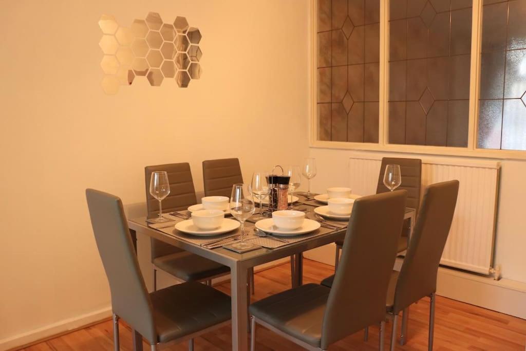 לידס Lovely Staycation With Family Free Parking & Wifi מראה חיצוני תמונה