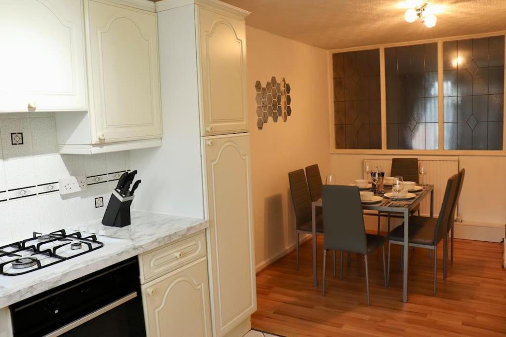 לידס Lovely Staycation With Family Free Parking & Wifi מראה חיצוני תמונה