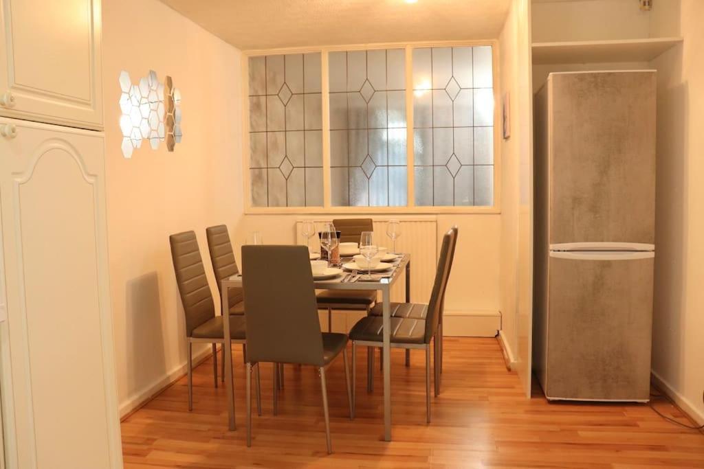 לידס Lovely Staycation With Family Free Parking & Wifi מראה חיצוני תמונה